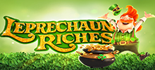 Leprechaun Riches<br/>
El amanecer comenzaba a arrojar luces brumosas sobre la tierra ondulada y los vientos soplaban alrededor de la vieja torre irlandesa. El duende estaba sentado en el borde de la ventana de la torre, golpeando con clavos un zapatito mientras silbaba una melodía alegre.<br/>
Sólo mide quince centímetros y es más difícil de atrapar que un fuego fatuo. ¡Si puedes atraparlo, te traerá su maravillosa olla de oro del final del arco iris y te concederá tres deseos!