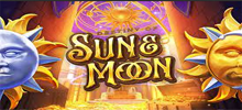 Destiny of Sun & Moon es una tragamonedas de video de 6 rodillos (2 filas en los rodillos 1 y 6, 3 filas en los rodillos 2 y 5, y 4 filas en los rodillos 3 y 4) con posibilidad de ganar en ambos sentidos y multiplicadores de ganancias en ambos sentidos. Las combinaciones ganadoras se pueden formar de izquierda a derecha o de derecha a izquierda, ¡lo que te da una mayor probabilidad de ganar! Durante la función de Giros Gratis, cada símbolo de Sol o Luna duplicará el multiplicador de ganancias.