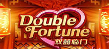 Double Fortune es una tragamonedas de video de 5 carretes y 3 filas con símbolos dobles y función de giros gratis con dos juegos de carretes de 5 x 3. Siempre que una ganancia de línea de pago implique uno o más símbolos dobles, el símbolo doble ganador contará como dos símbolos al calcular las ganancias de la tirada actual.