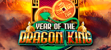 ¡Celebre el Año Nuevo chino con el Año del Rey Dragón! Prepárate para divertirte mucho con esta tragamonedas de 5×3, ubicada en la cima de una montaña donde viven bestias míticas. Year of the Dragon King presenta varios símbolos inspirados en la cultura china, como lámparas y monedas, acompañados de un comodín que facilita la creación de combinaciones ganadoras en las 20 líneas de pago del título. ¡Ven y hazte rico en esta aventura!